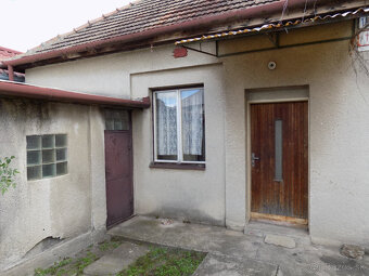 Na predaj starší dom v N. Zámkoch -pozemok 807 m2. - 2
