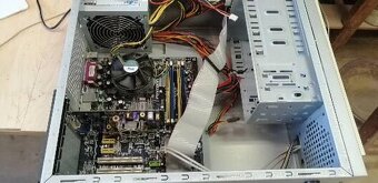 Staršie PC a 22 palcový monitor - 2