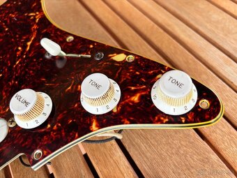 Loaded pickguard pre Stratocaster Mojotone - 2