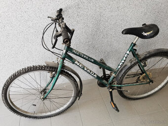 Stary bicykel zeleny - 2