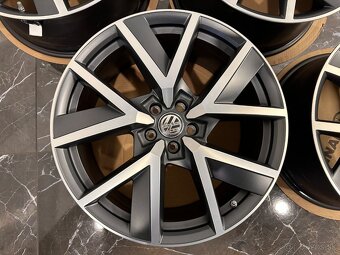 original kolesa VW Touareg III CR r20 760601025Q - 2