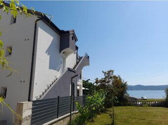 Chorvátsko dom s tromi apartmánmi 50 metrov od mora. - 2