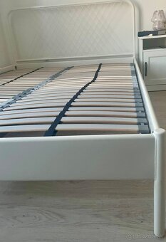 Posteľ s bielym kovivým rámom 140x210 cm - 2