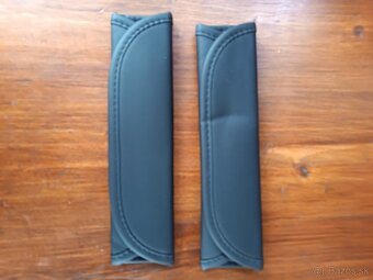 Predám kožene návleky na bezpečnostný pas s logom Passat - 2