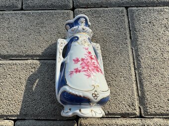 malá romantická porcelánová vázička - 2