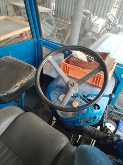 Predam traktor s prislusenstvom - 2