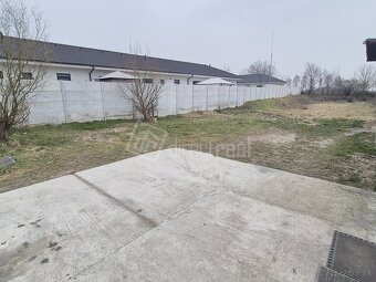 Rodinný dom s veľkým stavebným pozemkom v tichej loka… - 2