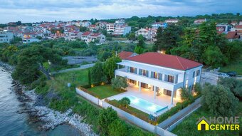 NA PREDAJ atraktívna kamenná vila /419 m²/ pri mori, Dalmáts - 2