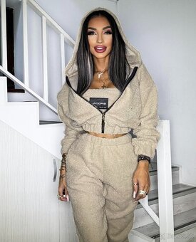 Trendy damska bezova plysova suprava teddy s vysokym pasom - 2