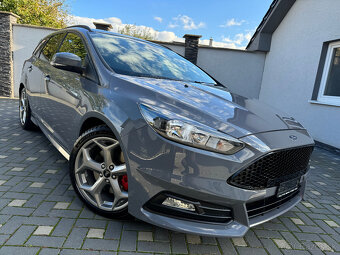 Ford Focus Kombi 2.0 ST Edition Swiss 250PS - 2