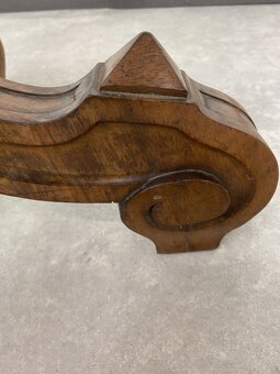 okrúhly starožitný stolík s orechovou dýhou - 2