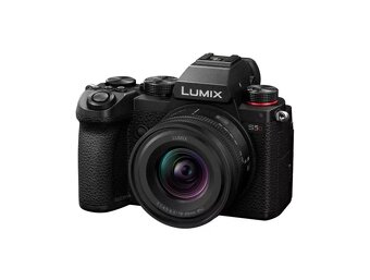 Panasonic Lumix S5D + Lumix S 18-40mm f/4.5-6.3 - 2