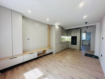 Predám 2,5 izbový tehlový byt v centre - 2