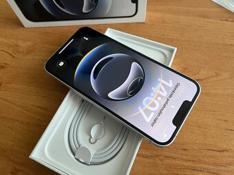 Apple iPhone 16e 128GB - 2