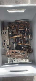 Kľučky +štítky+zámky na 5 dverí - 2