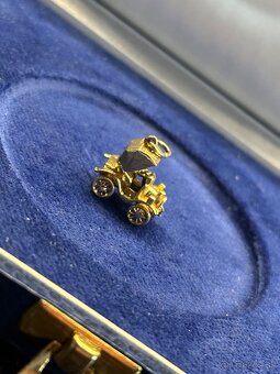 Predám zlatý prívesok autíčka - 2