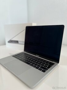 Predám Macbook Pro 13" model 2019 - Stireborný - 2