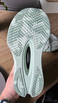 Bezecke topanky Saucony Endorphin Pro 4 Galaxy top model - 2
