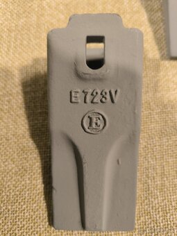 Zuby na lyžicu bagra. - 2