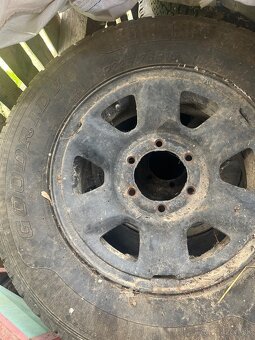 Predám 4ks pneumatiky spolu s oceľovými diskami 235/75 r16 - 2