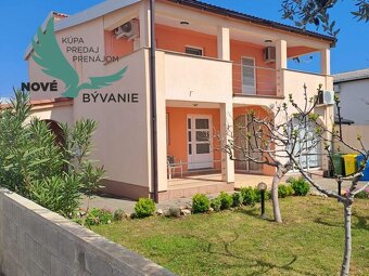 Na predaj dom s 3 apartmánmi len 250m od mora, Chorvátsko - - 2