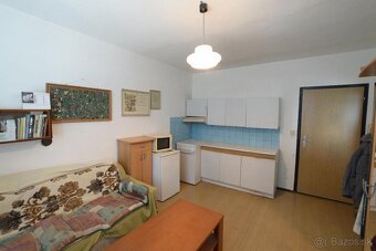 NA PREDAJ 1 IZBOVÝ BYT S BALKÓNOM V MESTE NOVÉ ZÁMKY - 2