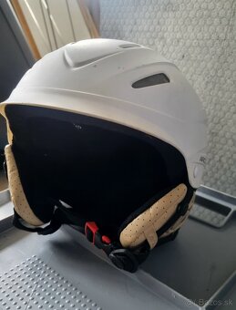 Detské/juniorské lyže + paličky (25 €) + 2× helma (15 €/ks) - 2