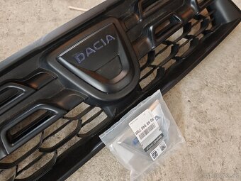 Dacia Duster predna maska + nahradny znak - 2