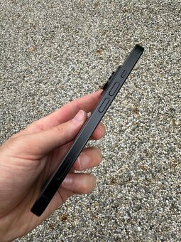 iPhone 15 - baterie 94% - 2