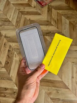Ochranné sklo na iPhone 9D + aplikátor na iPhone 15 / 15 pro - 2