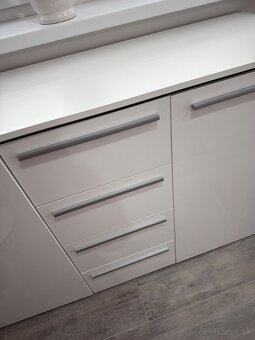 Biela lesklá komoda - 2