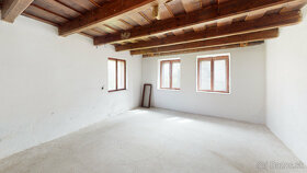 Na predaj rodinný dom v obci Považany s rovinatým pozemkom - 2