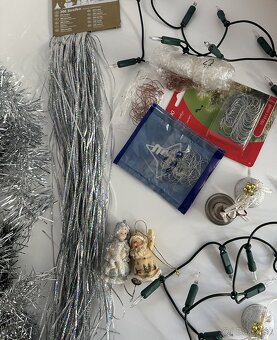 Vianočná výzdoba – svetielka, ozdoby, reťaze, háčiky za 3EUR - 2