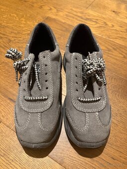 Predám 2 kusy nových ženských pracovných topánok - 2