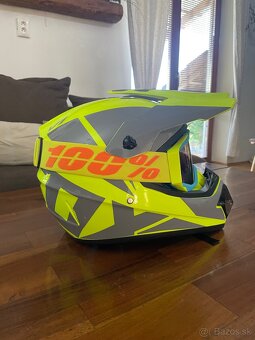 Motocross. prilby. - 2