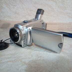 Sony DCR-HC85E polo-profesionalna kamera na MINI DV v TOP - 2