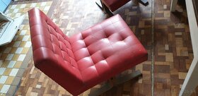 Staré červené kožené stoličky - 2