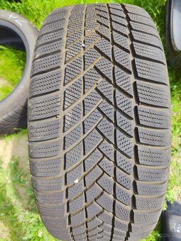 235/45 R18 - 2