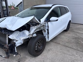Predám náhradné diely na KIA Ceed 2014 1,6crdi-94kw - 2