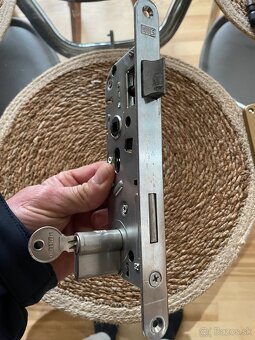 Zámok do dverí + fabka + kľučky - 2