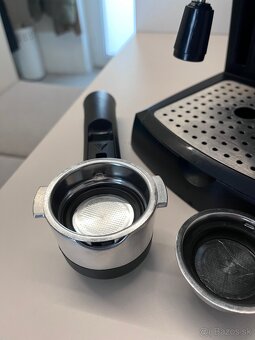 Predam pákový Kavovar DeLonghi EC 156 B + káva Jacobs - 2