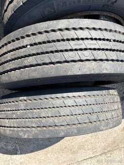 Pneu 215/75 r 17,5 - 2
