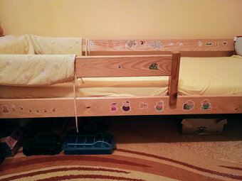 Postielka drevená so zábranou - 2