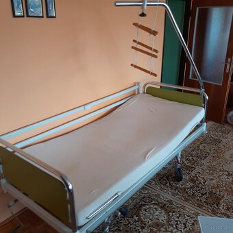 Polohovateľná posteľ+stolík - 2