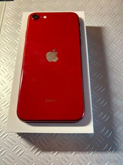 iPhone SE tretej generácie (red) - 2