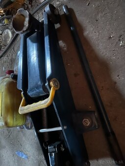 2 t zvihak pod auto s hydraulickym olejom - 2