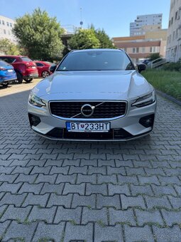 Predám Volvo V60 R DESIGN, AWD, AT8, r.v. 2020 - 2