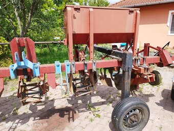 Predám plečku na kukuricu s prihnojovaním.Cena 1500 euro - 2