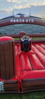 Skákaci hrad rodeo býk - 2