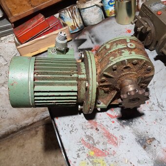 PREDAM ELEKTRICKÝ MOTOR NA 220V,380V.DOHODOV. - 2